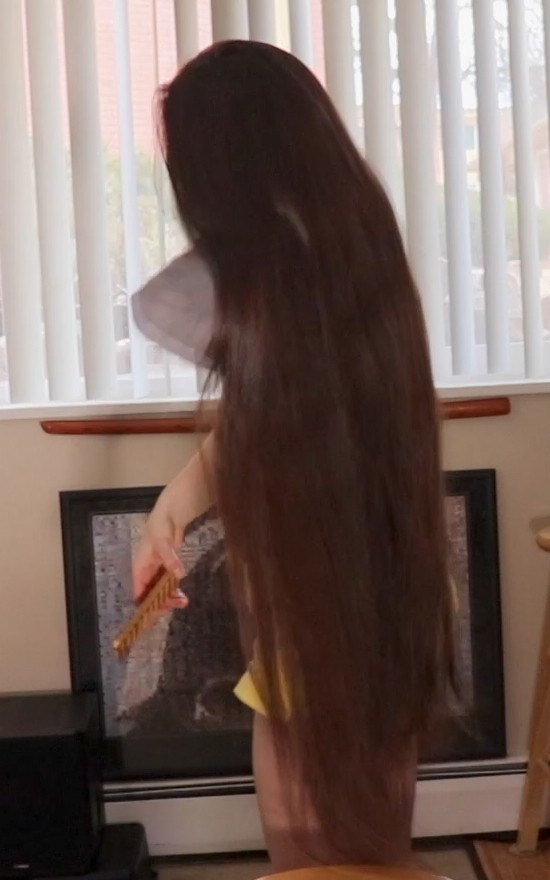 VIDEO - Antonia in her living room