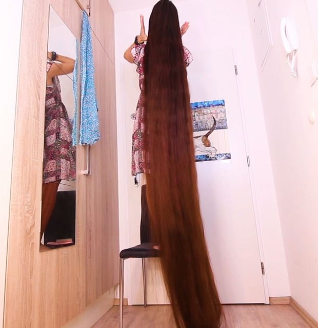 VIDEO - Extreme hair in front of her face