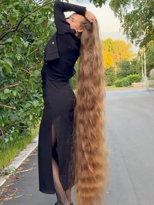 VIDEO - A long hair enthusiast&#x27;s perfect modeling