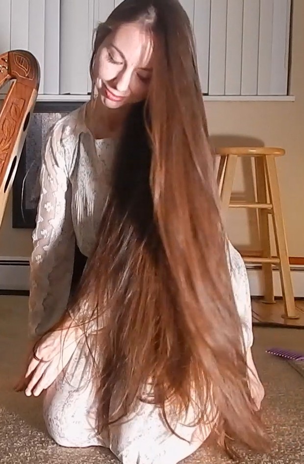 VIDEO - The long haired harpist