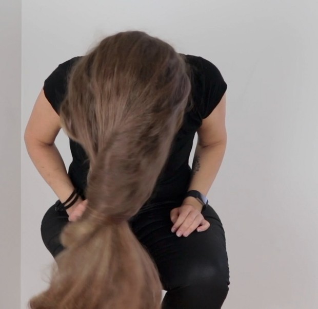 VIDEO - Siri&#x27;s buns on top of her head and in front of her face