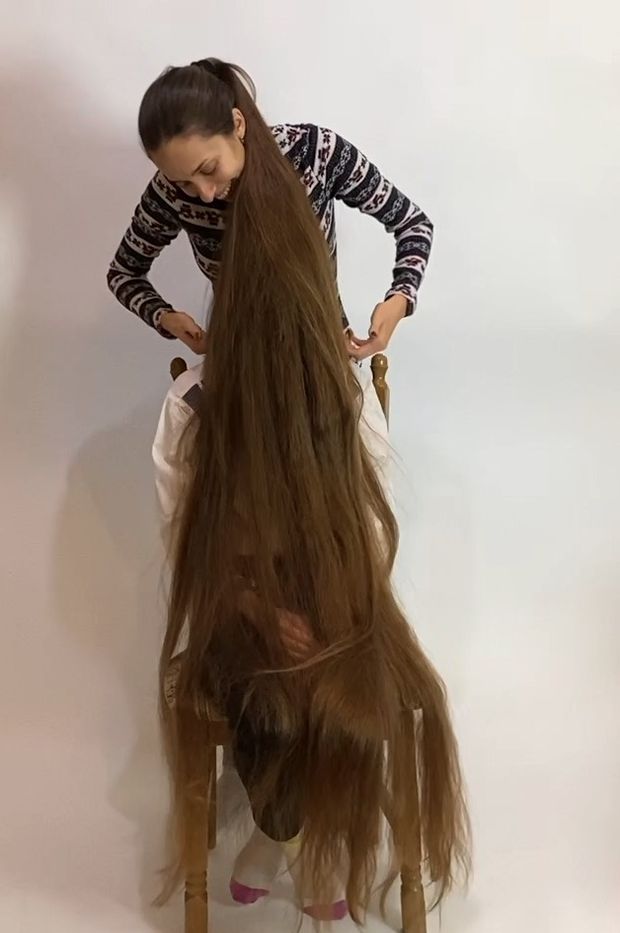 VIDEO - Extreme floor length hair play with friend