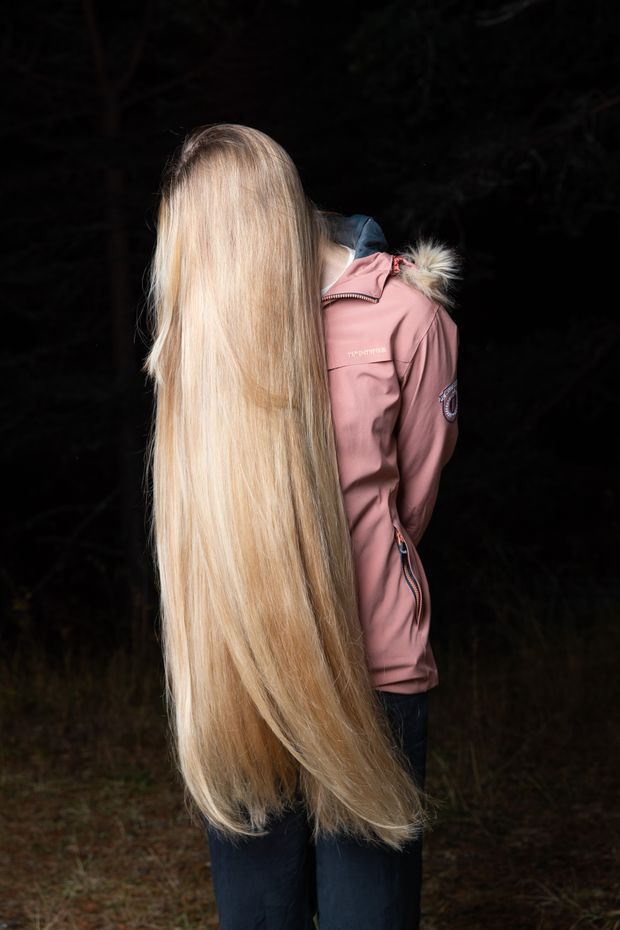 PHOTO SET - A thick mane in motion photoshoot