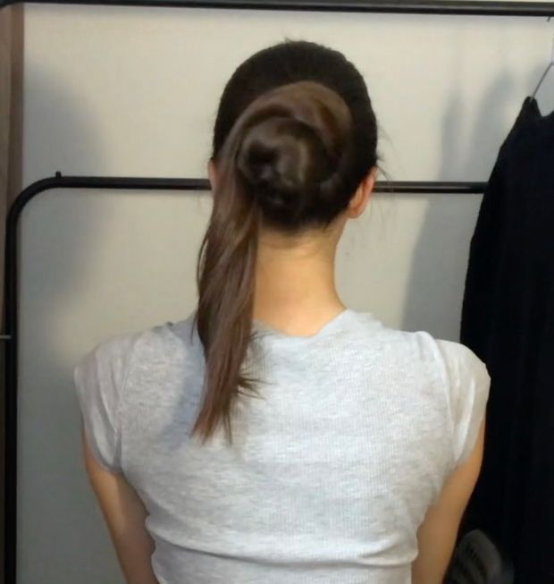 VIDEO - A silky, long, dark mane