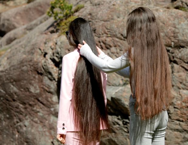 VIDEO - Two sisters by the sea