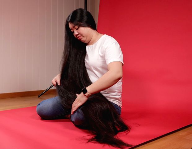 VIDEO - Really long black hair on red