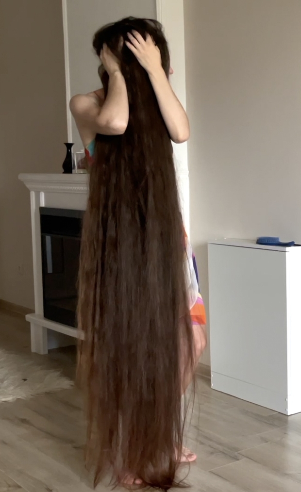 VIDEO - Ivanna loves her hair length
