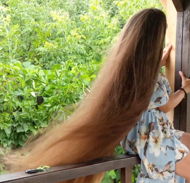 VIDEO - She has so much hair!