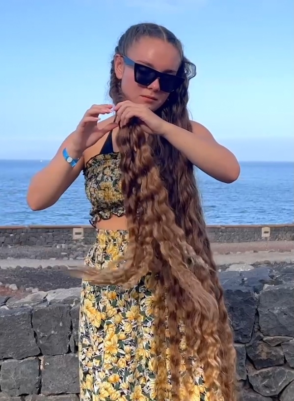 VIDEO - Natalia&#x27;s beautiful hair show by the sea