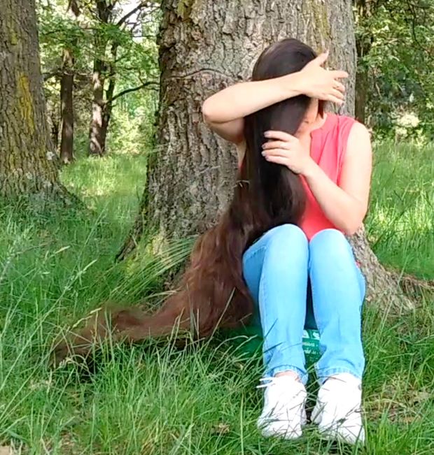 VIDEO - Super long hair by the tree
