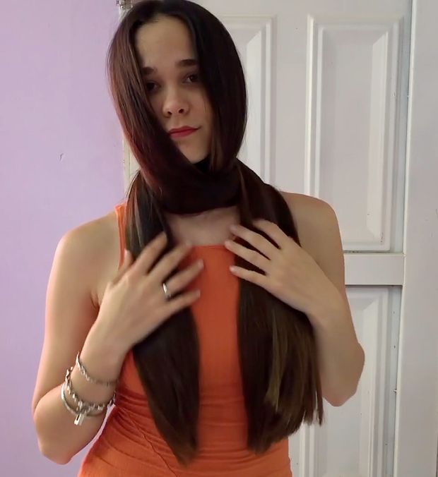 VIDEO - Beautiful Pamela&#x27;s orange dress