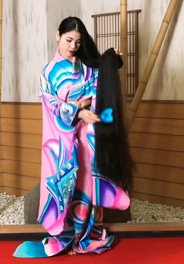 VIDEO - Super long Asian hair