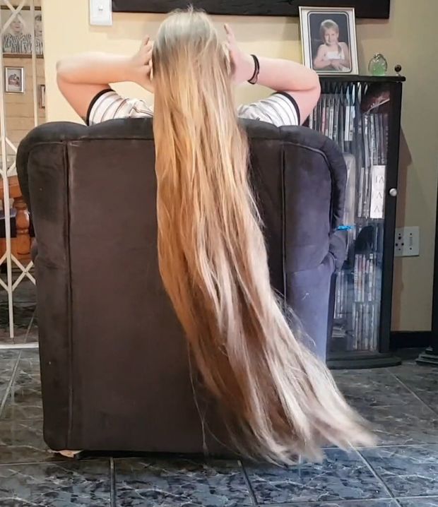 VIDEO - Heavy blonde hair behind the chair