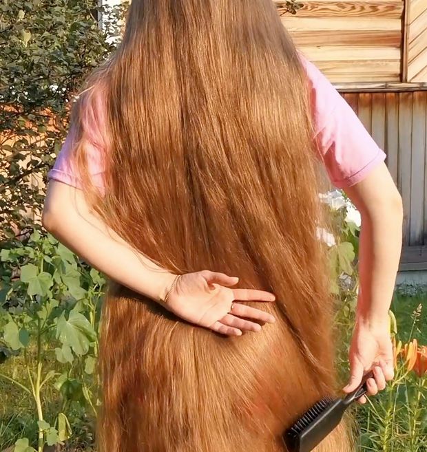 VIDEO - Tons of shampoo for very long blonde hair