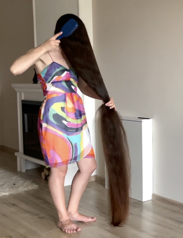 VIDEO - Ivanna loves her hair length