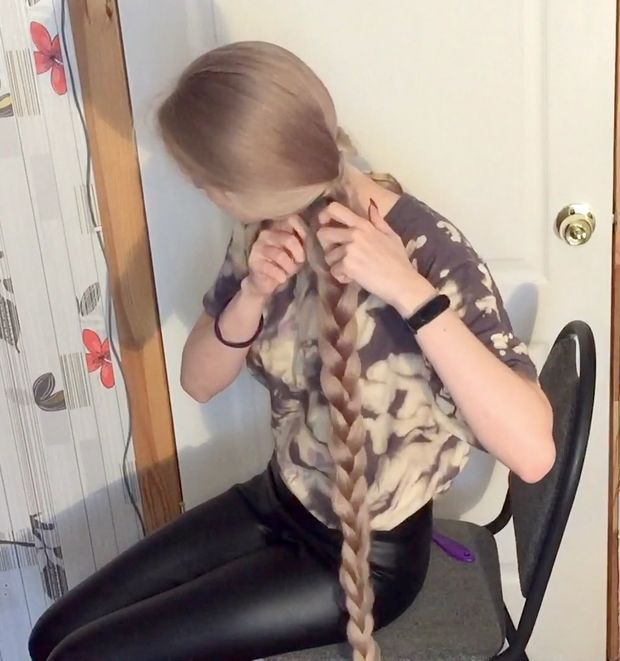 VIDEO - The blonde with the silky hair