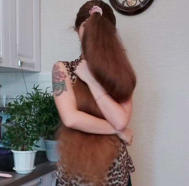 VIDEO - Heavy bundrops in front of her face