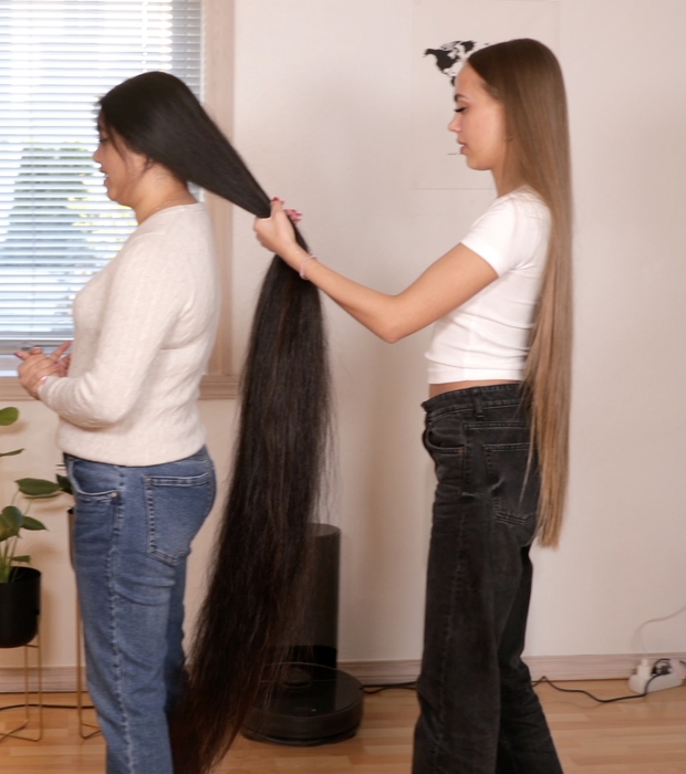 VIDEO - Impressed by her hair length