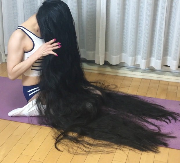 VIDEO - Rin&#x27;s workout and hair display