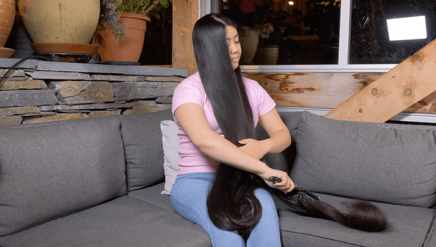 VIDEO - Rapunzel brushing in the sofa