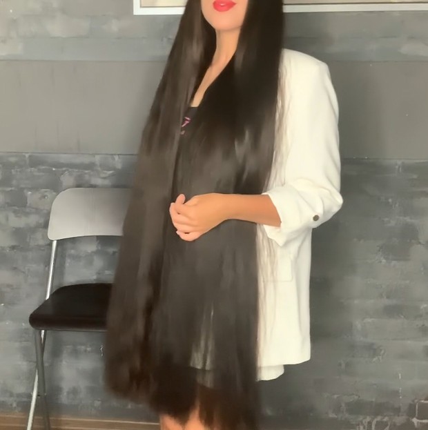 VIDEO - Mila&#x27;s high ponytail