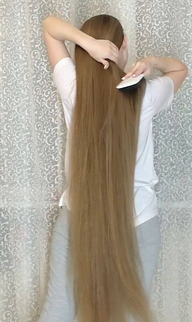 VIDEO - Long blonde hair by the curtains