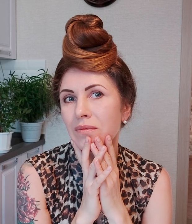 VIDEO - Heavy bundrops in front of her face
