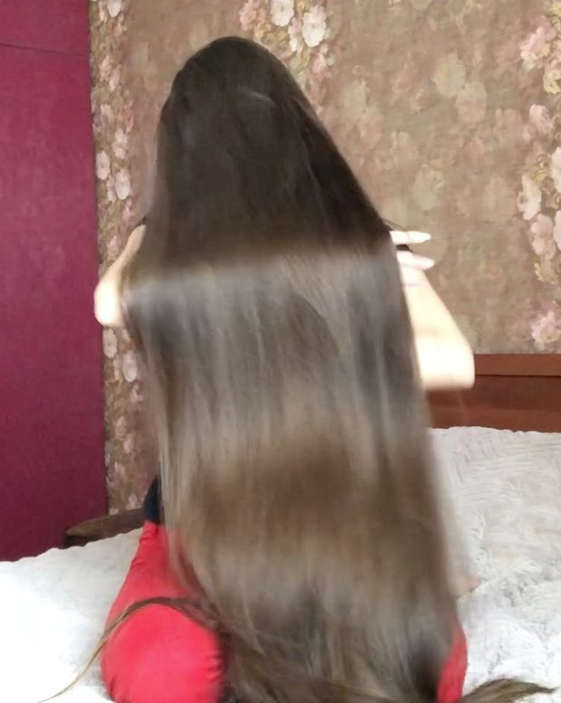 VIDEO - Super soft bundrops in front of her face