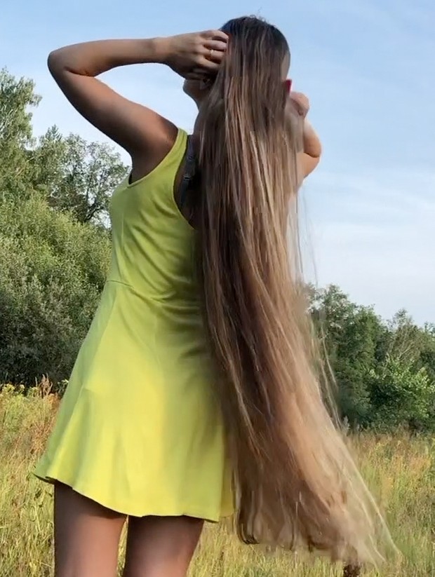 VIDEO - Blonde hair, pink comb
