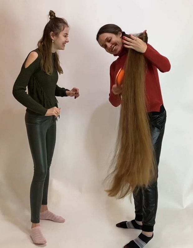 VIDEO - Two very long braids