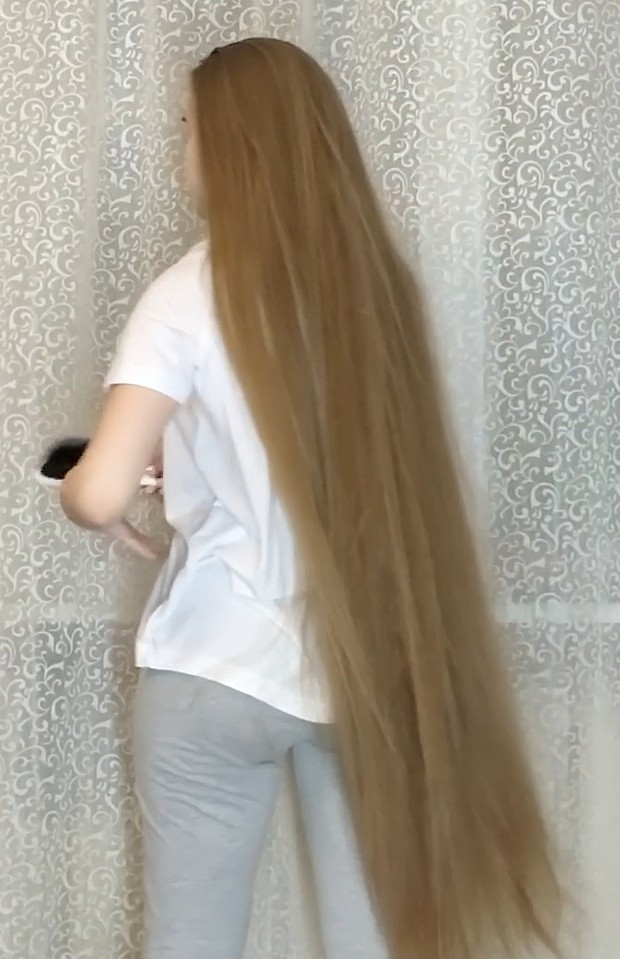 VIDEO - Long blonde hair by the curtains