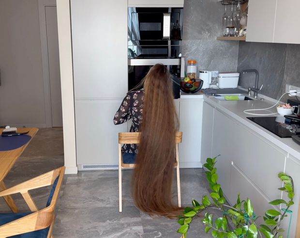 VIDEO - Lady with two meter long hair