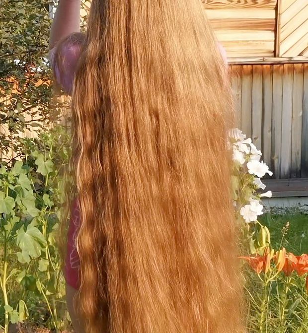 VIDEO - Tons of shampoo for very long blonde hair