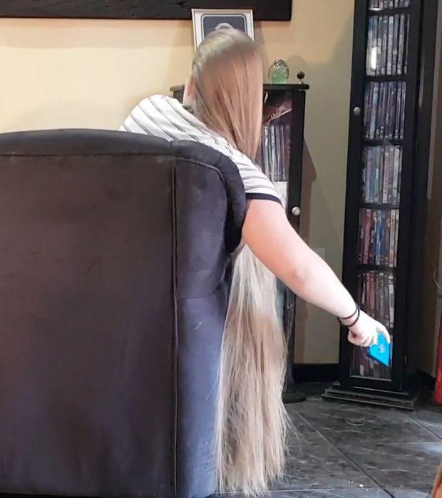 VIDEO - Heavy blonde hair behind the chair
