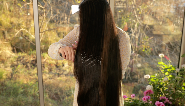 VIDEO - Isabell brushing her very long hair