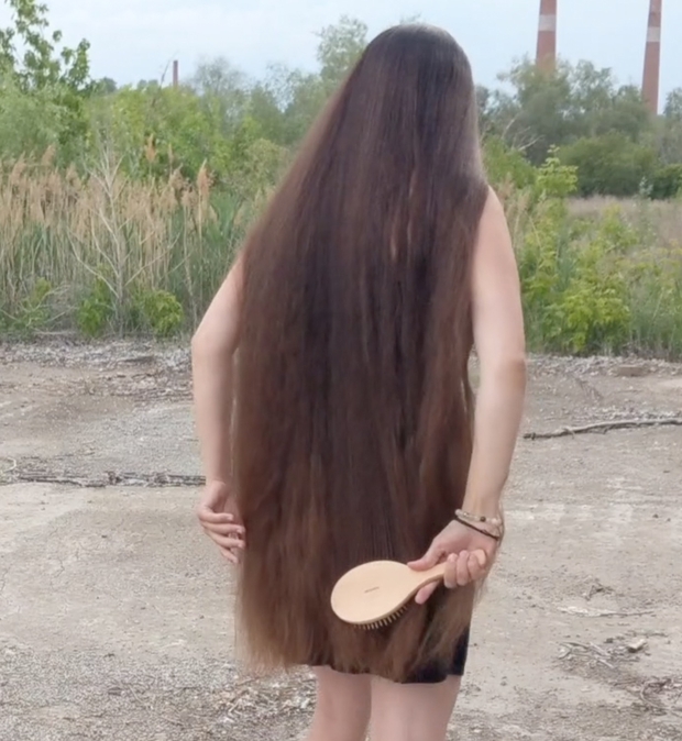 VIDEO - Displaying her massive mane in the wind