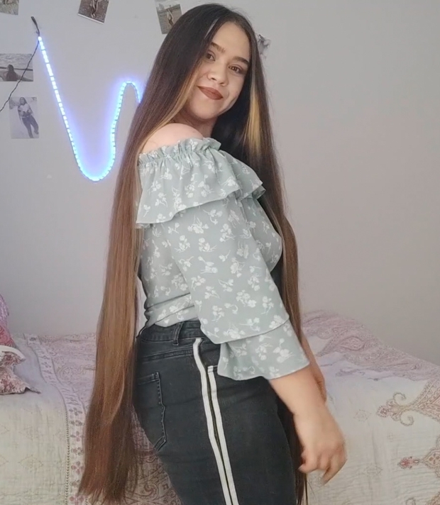 VIDEO - Her daily hair play