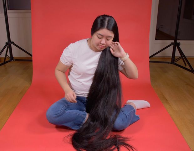 VIDEO - Really long black hair on red