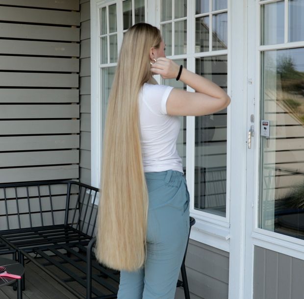 VIDEO - Blonde Rapunzel&#x27;s ultra beautiful hair