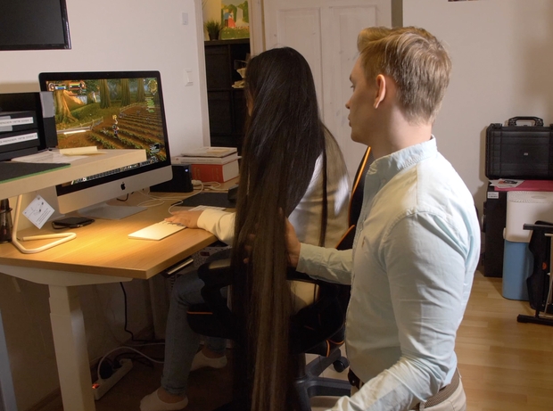 VIDEO - Super long haired gamer