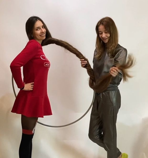 VIDEO - Floor length hair creativity