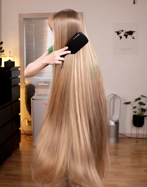 VIDEO - Super beautiful blonde Rapunzel