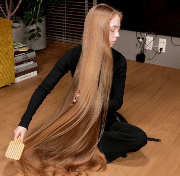 VIDEO - Blonde calf length hair floor show