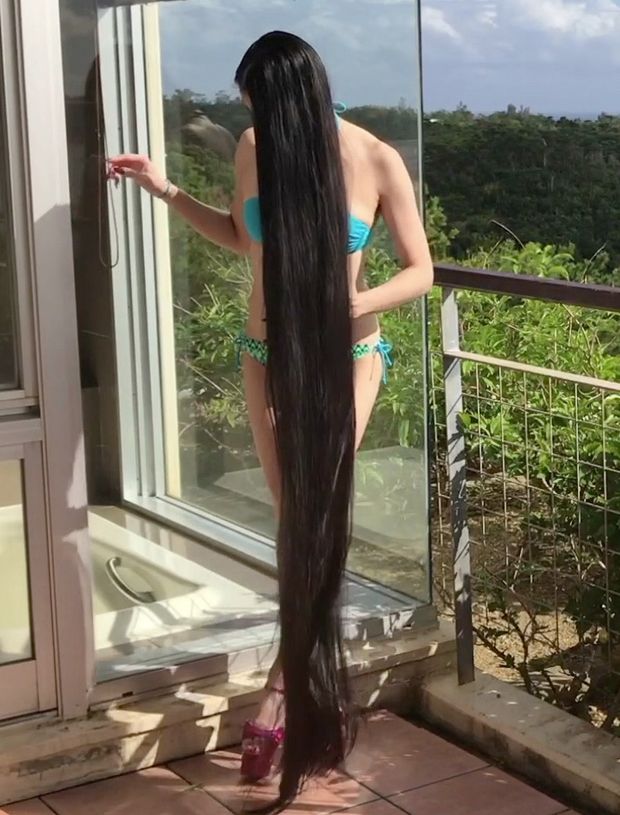VIDEO - Floor length hair paradise