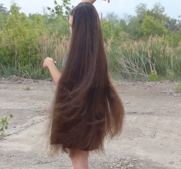 VIDEO - Displaying her massive mane in the wind