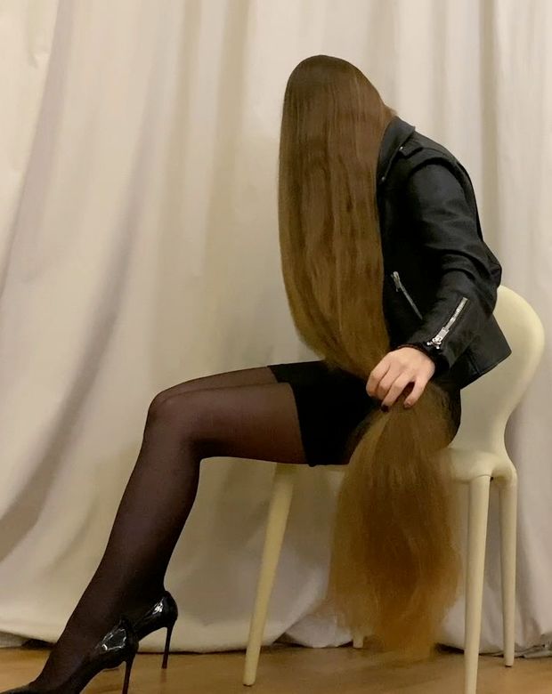 VIDEO - Elegant Real Life Rapunzel with extreme hair