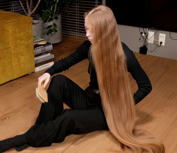 VIDEO - Blonde calf length hair floor show