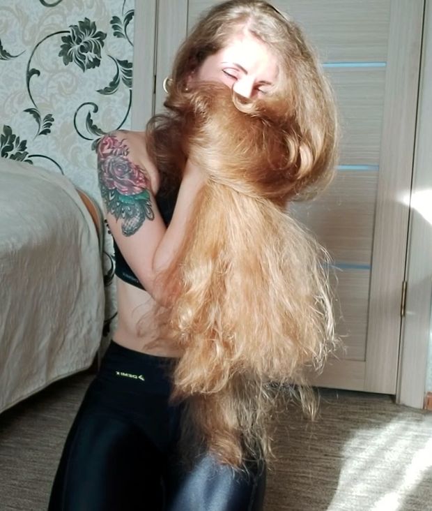 VIDEO - Extreme hair smelling
