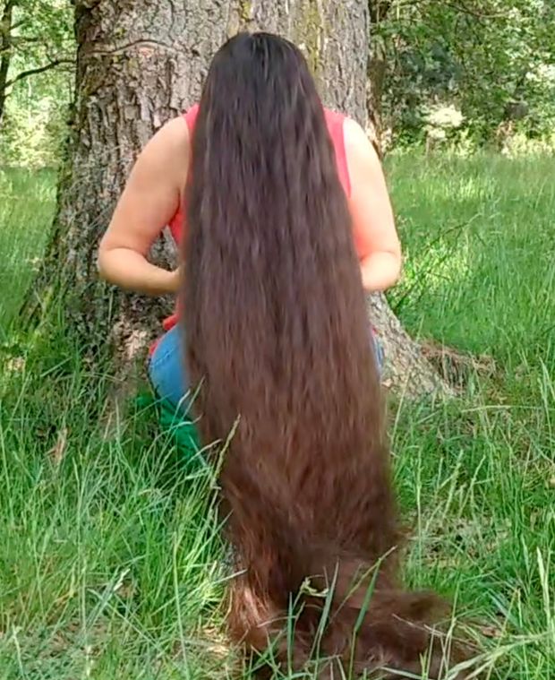 VIDEO - Super long hair by the tree