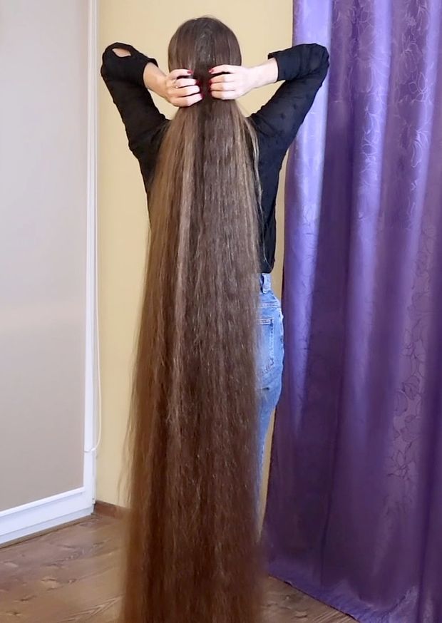 VIDEO - Extreme hair length is her passion